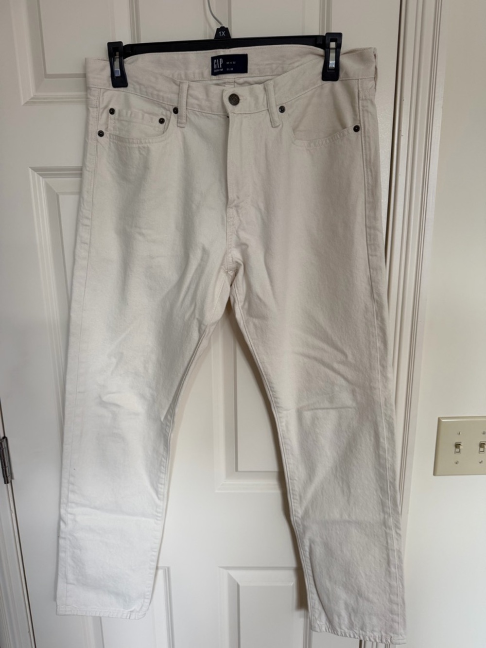 GAP Men’s Off-White Slim Straight Jeans